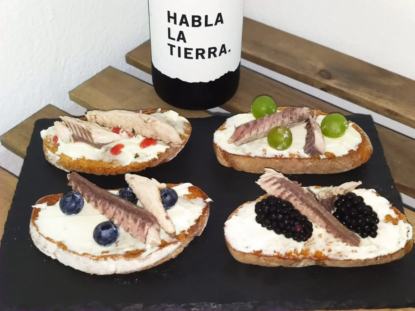 Tosta con caballa, mascarpone y berries